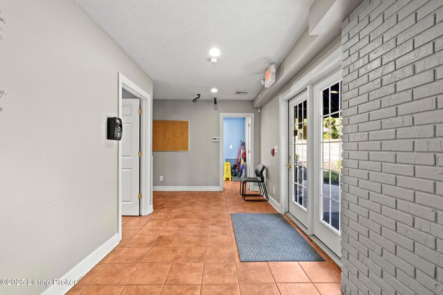 2210 Tucker Station Rd, Jeffersontown, KY 40299