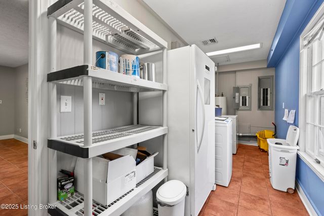 2210 Tucker Station Rd, Jeffersontown, KY 40299
