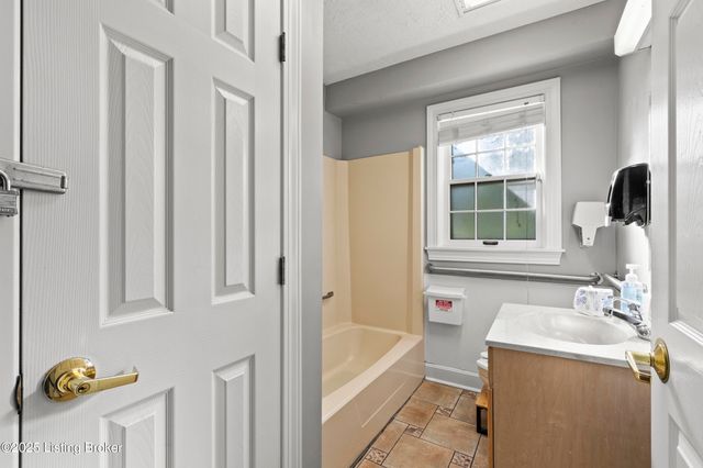 2210 Tucker Station Rd, Jeffersontown, KY 40299