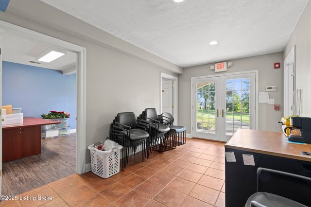 2210 Tucker Station Rd, Jeffersontown, KY 40299