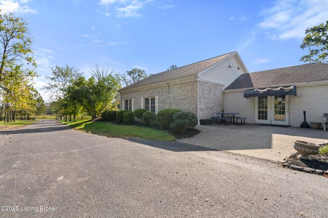 2210 Tucker Station Rd, Jeffersontown, KY 40299