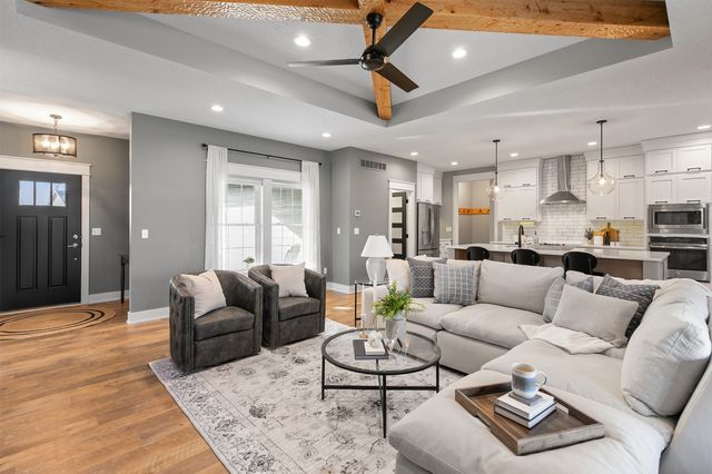 5780 Sunburst Drive, Pleasant Hill, IA 50327