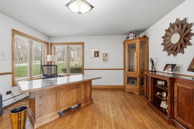 33 W Eureka Drive, Lemont, IL 60439