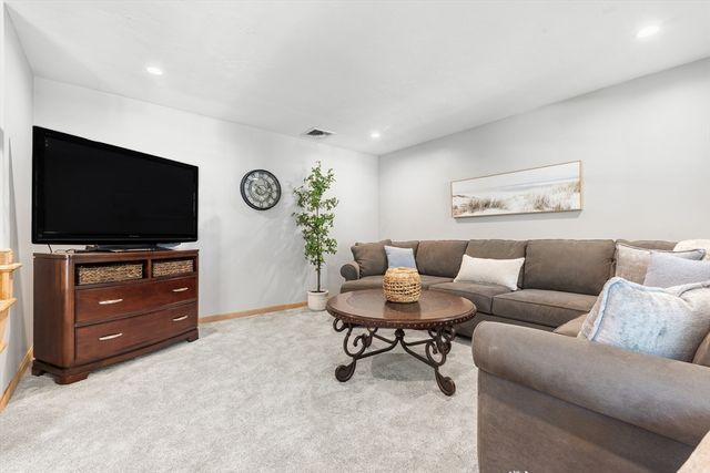 6 Edmunds Way, Franklin, MA 02038