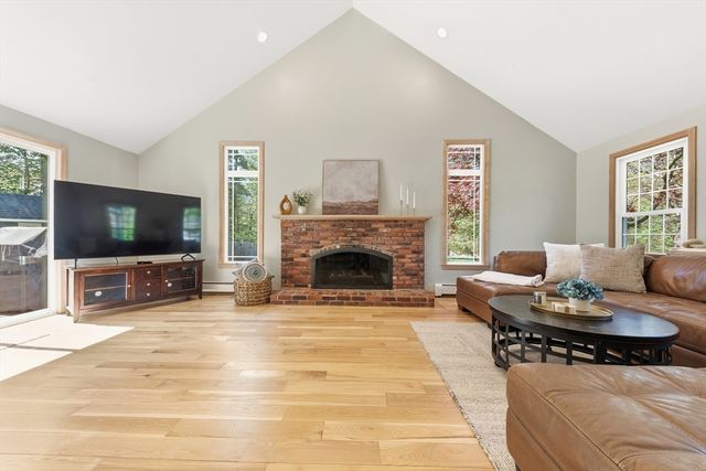 6 Edmunds Way, Franklin, MA 02038