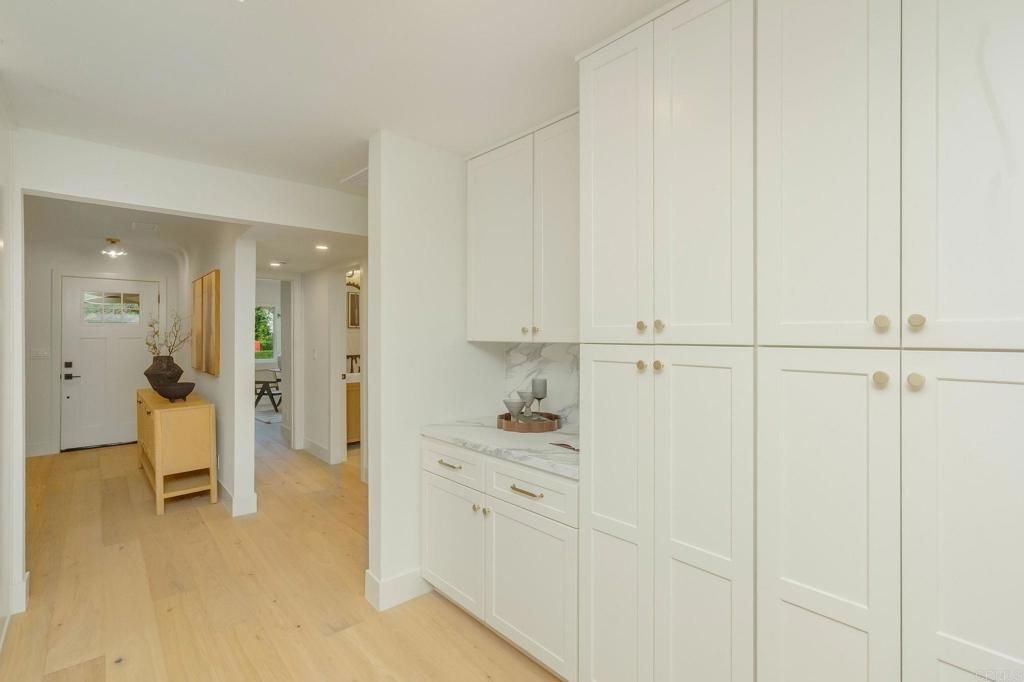 Image 8 of property listing at 4210 Alcove Ave, Studio City, CA 91604