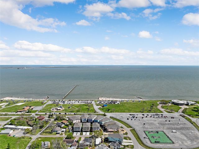 219 Spencer Landing E, La Porte, TX 77571