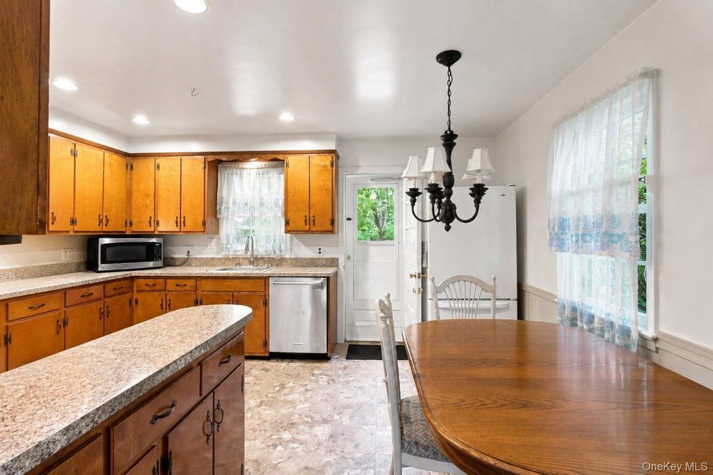 26 Reynolds Place, Scarsdale, NY 10583 — photo 5