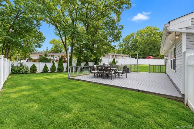 4 Bud Court, East Setauket, NY 11733