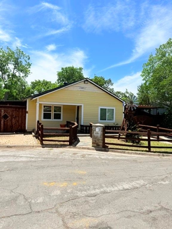 3028 Carnation Avenue, Fort Worth, TX 76111