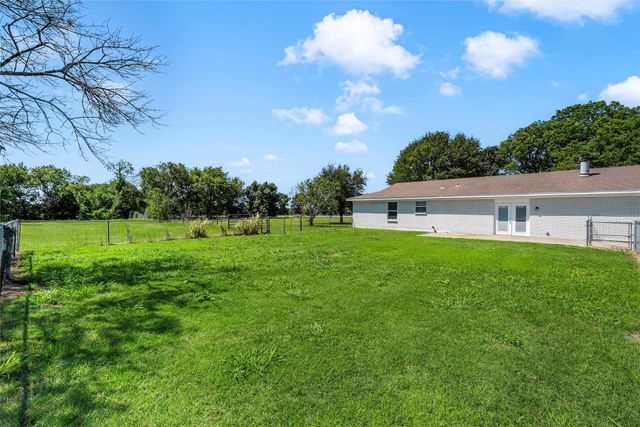 154 Longhorn Parkway, Axtell, TX 76624