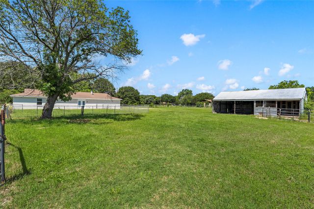 154 Longhorn Parkway, Axtell, TX 76624