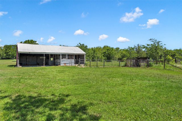 154 Longhorn Parkway, Axtell, TX 76624