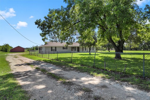 154 Longhorn Parkway, Axtell, TX 76624