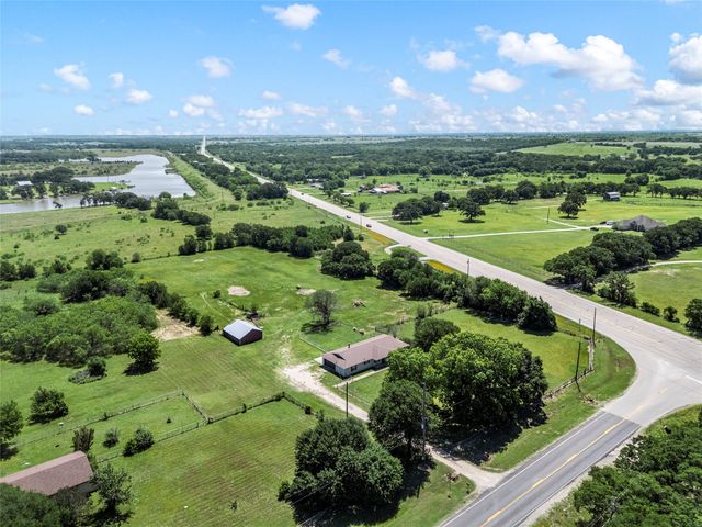 154 Longhorn Parkway, Axtell, TX 76624
