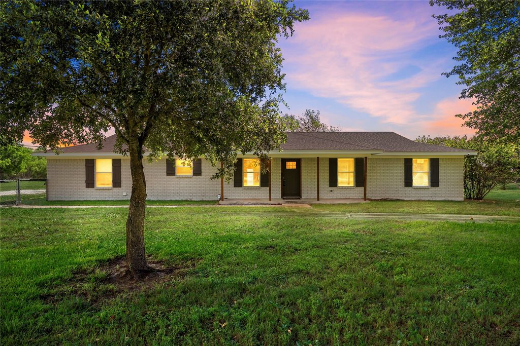 154 Longhorn Parkway, Axtell, TX 76624