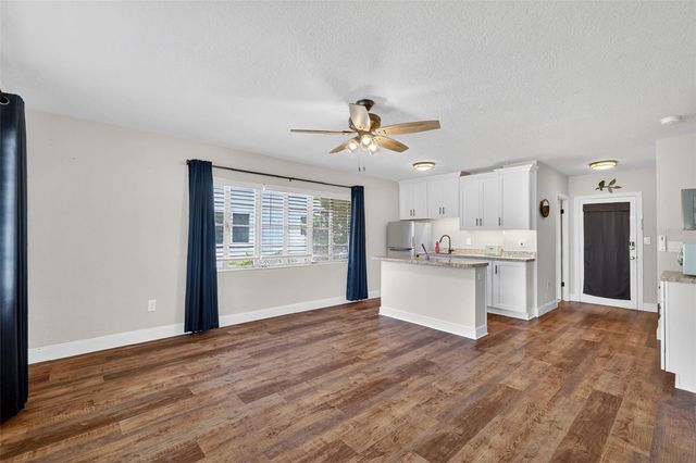 205 E 10TH AVENUE, Mount Dora, FL 32757