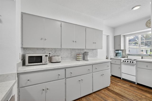 205 E 10TH AVENUE, Mount Dora, FL 32757
