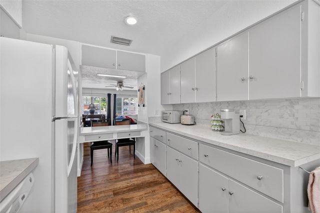 205 E 10TH AVENUE, Mount Dora, FL 32757