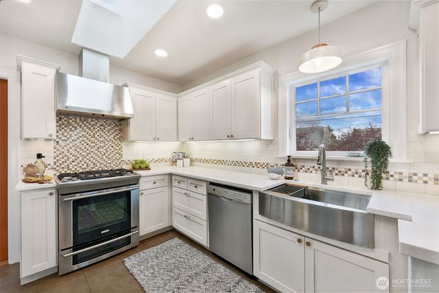 8401 Linden Avenue N, Seattle, WA 98103