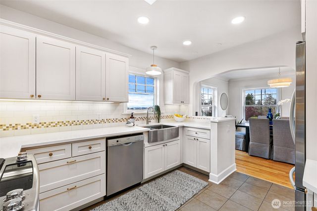 8401 Linden Avenue N, Seattle, WA 98103