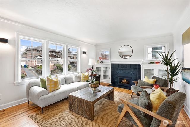 8401 Linden Avenue N, Seattle, WA 98103