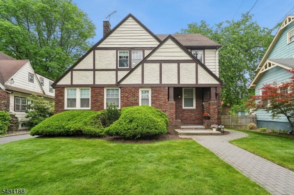 43 Burr Rd, Maplewood Twp., NJ 07040