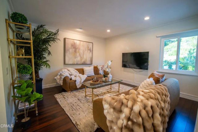 2460 Las Positas Road, Glendale, CA 91208