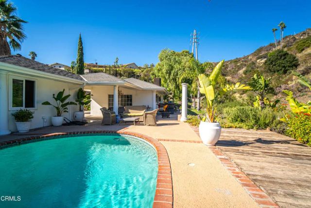 2460 Las Positas Road, Glendale, CA 91208