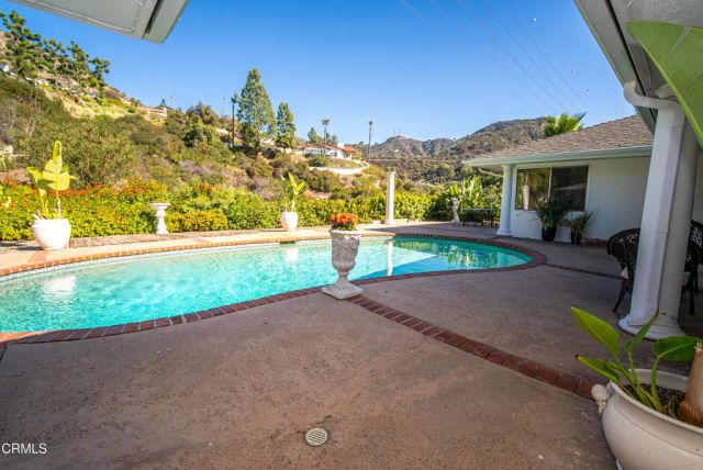 2460 Las Positas Road, Glendale, CA 91208