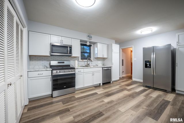 104 HICKORY GROVE Lane, Salem, IL 62881