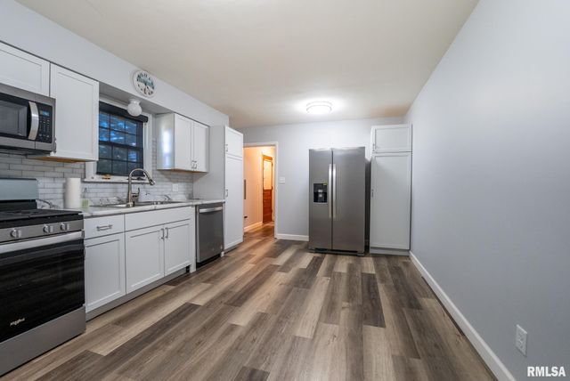 104 HICKORY GROVE Lane, Salem, IL 62881