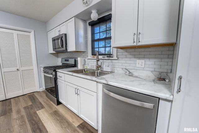 104 HICKORY GROVE Lane, Salem, IL 62881