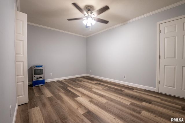 104 HICKORY GROVE Lane, Salem, IL 62881