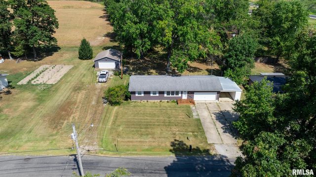 104 HICKORY GROVE Lane, Salem, IL 62881