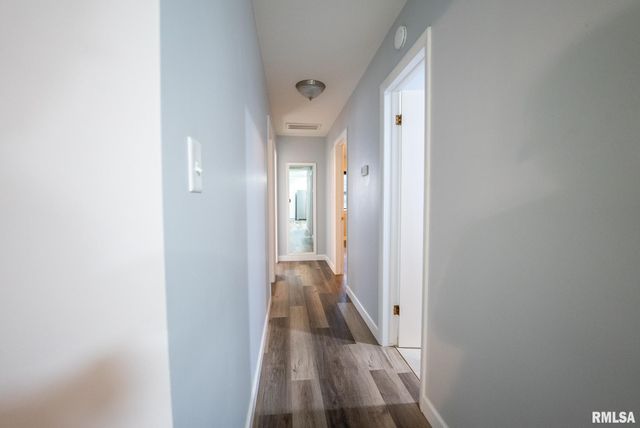 104 HICKORY GROVE Lane, Salem, IL 62881