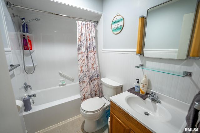 104 HICKORY GROVE Lane, Salem, IL 62881