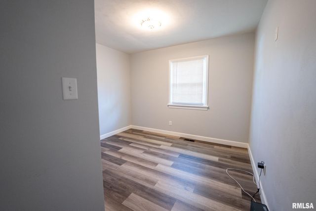 104 HICKORY GROVE Lane, Salem, IL 62881