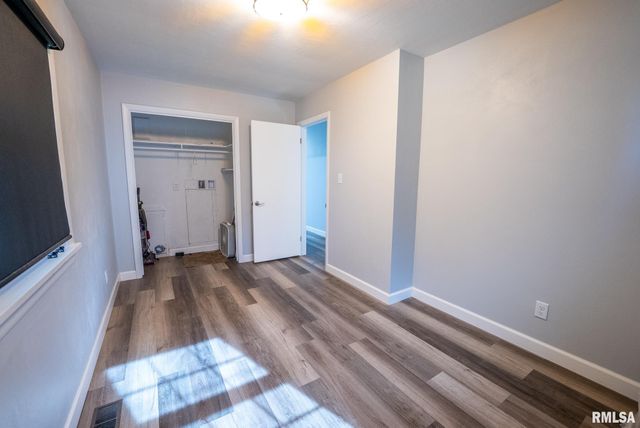 104 HICKORY GROVE Lane, Salem, IL 62881