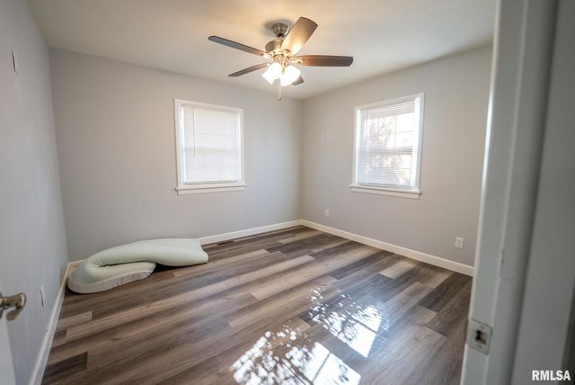 104 HICKORY GROVE Lane, Salem, IL 62881