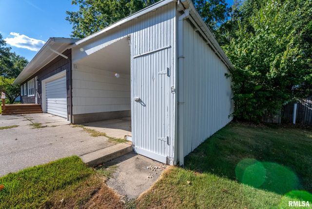 104 HICKORY GROVE Lane, Salem, IL 62881