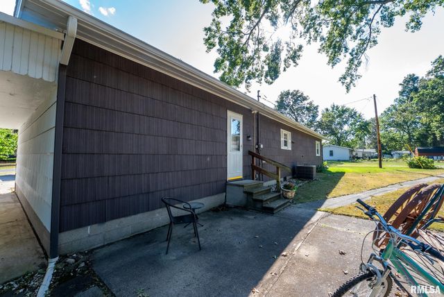 104 HICKORY GROVE Lane, Salem, IL 62881