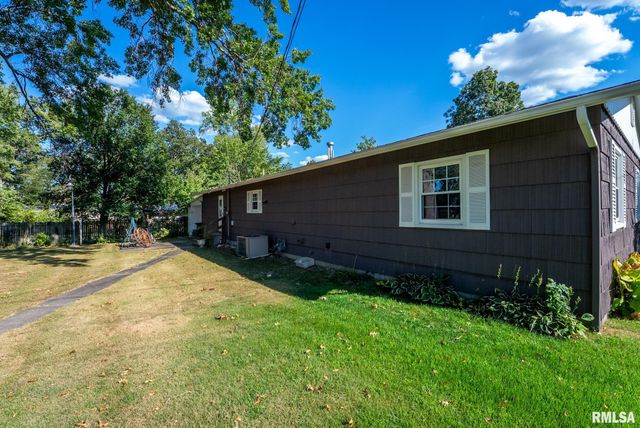 104 HICKORY GROVE Lane, Salem, IL 62881