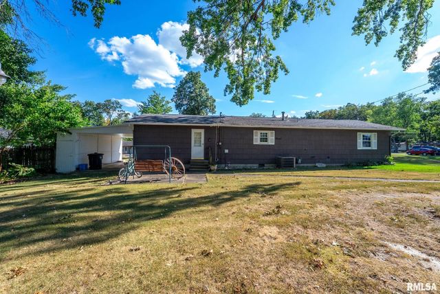 104 HICKORY GROVE Lane, Salem, IL 62881