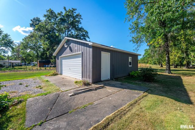 104 HICKORY GROVE Lane, Salem, IL 62881