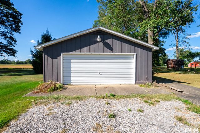 104 HICKORY GROVE Lane, Salem, IL 62881