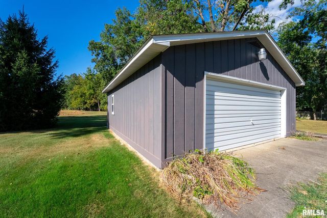 104 HICKORY GROVE Lane, Salem, IL 62881