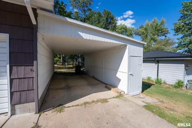 104 HICKORY GROVE Lane, Salem, IL 62881