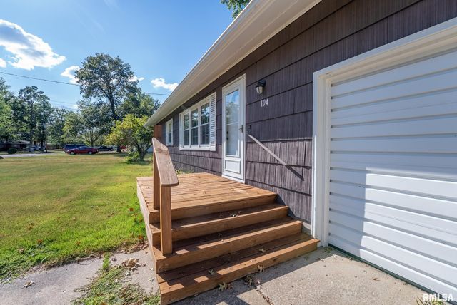 104 HICKORY GROVE Lane, Salem, IL 62881