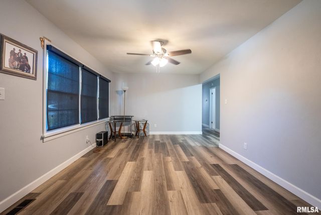 104 HICKORY GROVE Lane, Salem, IL 62881